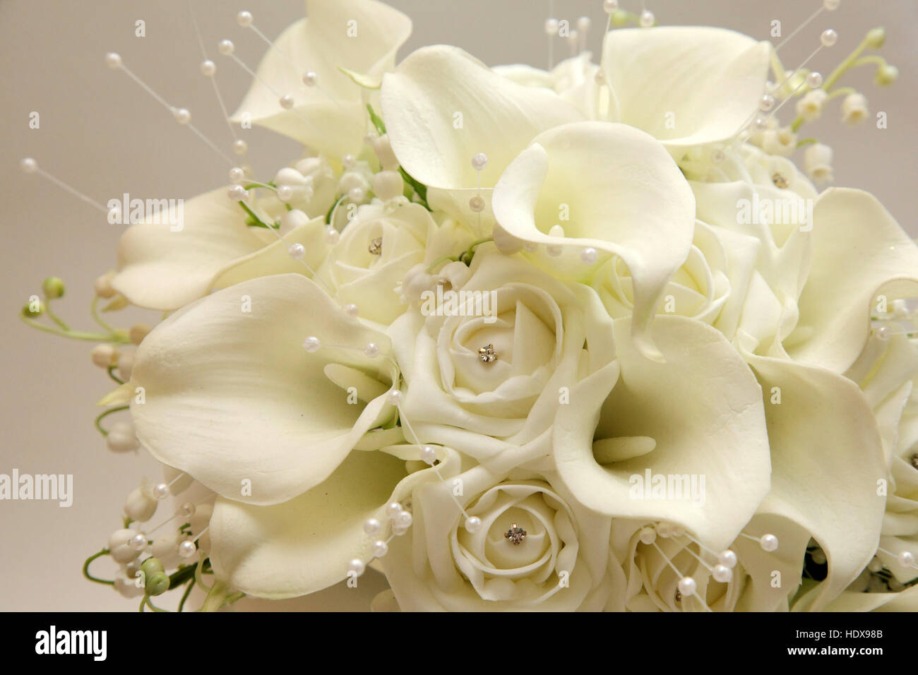Bouquet de mariée fait à partir de roses, des lis, et lis de la vallée, dans des tons blancs et crème. Banque D'Images