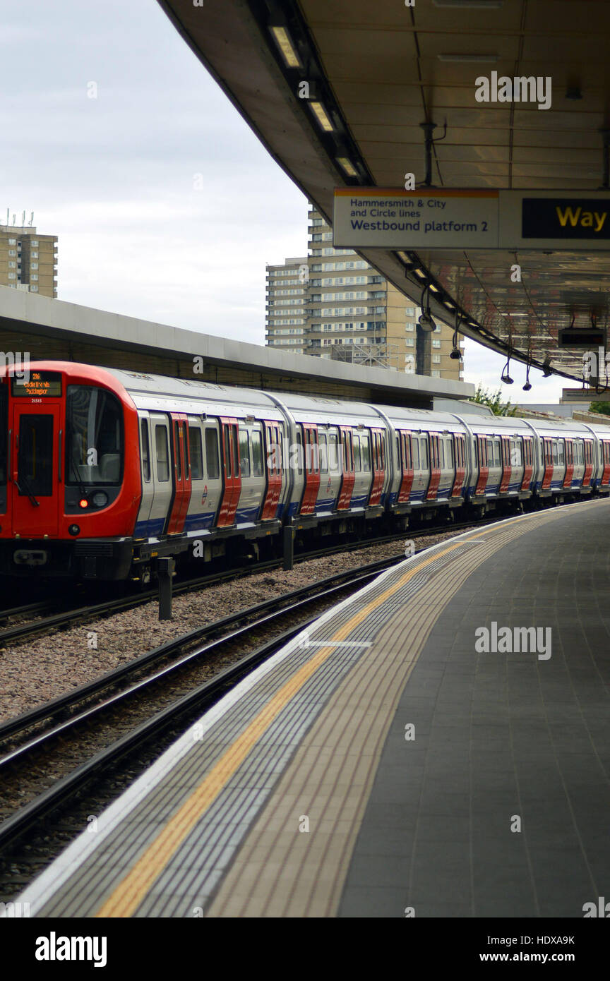 Train de tube en sortant de la gare Photo Stock - Alamy