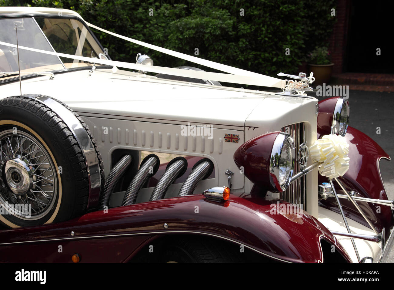 Capot et d'échappement sur une voiture Beauford, utilisé comme un véhicule de mariage. Les voitures sont généralement fabriqués à partir d'un kit. Banque D'Images