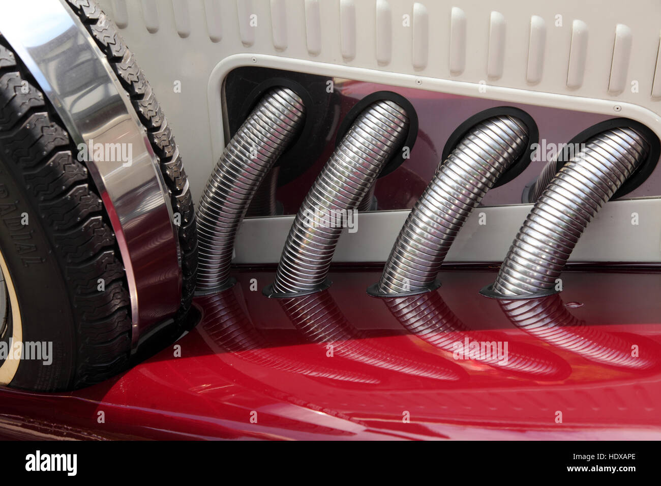 Capot et d'échappement sur une voiture Beauford, utilisé comme un véhicule de mariage. Les voitures sont généralement fabriqués à partir d'un kit. Banque D'Images