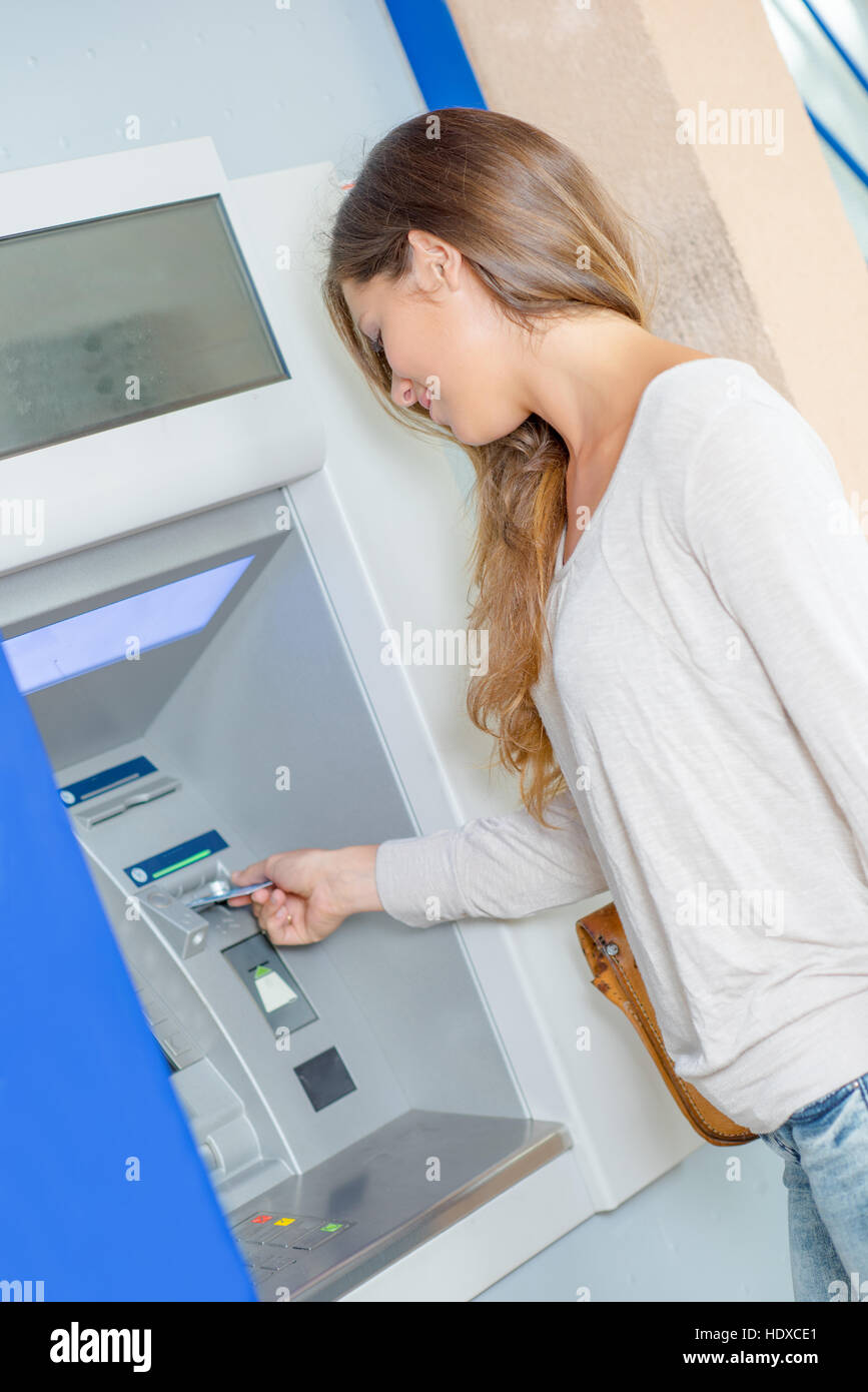 Le retrait d'argent à un distributeur automatique Banque D'Images