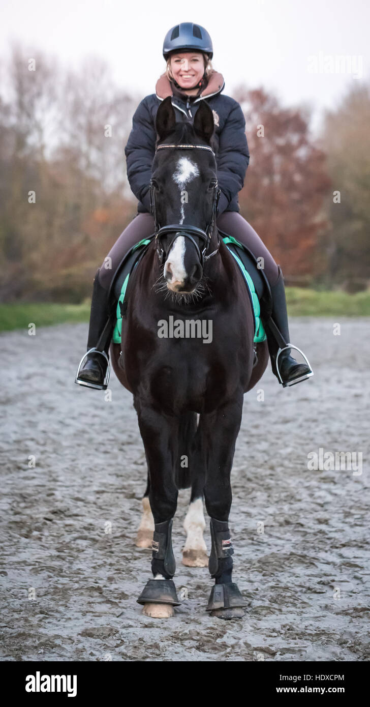Woman riding a horse Banque D'Images