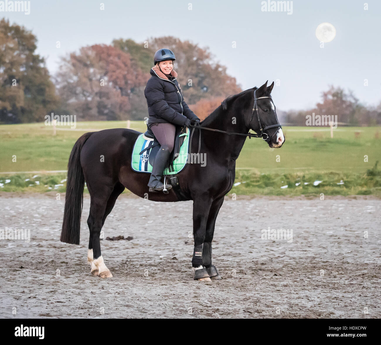 Woman riding a horse Banque D'Images