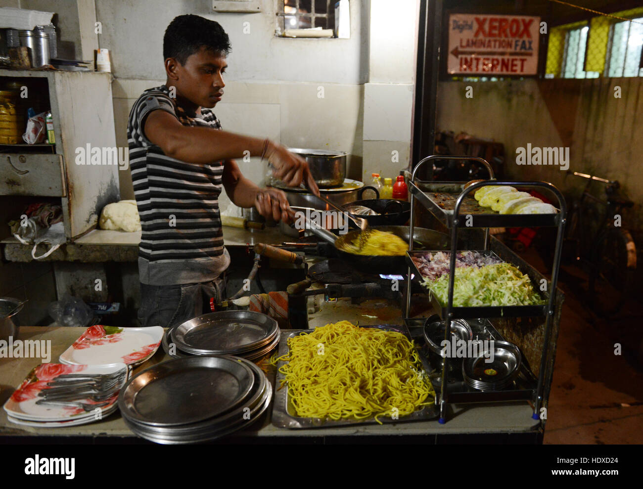 La cuisson des aliments chinois de style indien dans un petit restaurant à Jorhat, Assam. Banque D'Images