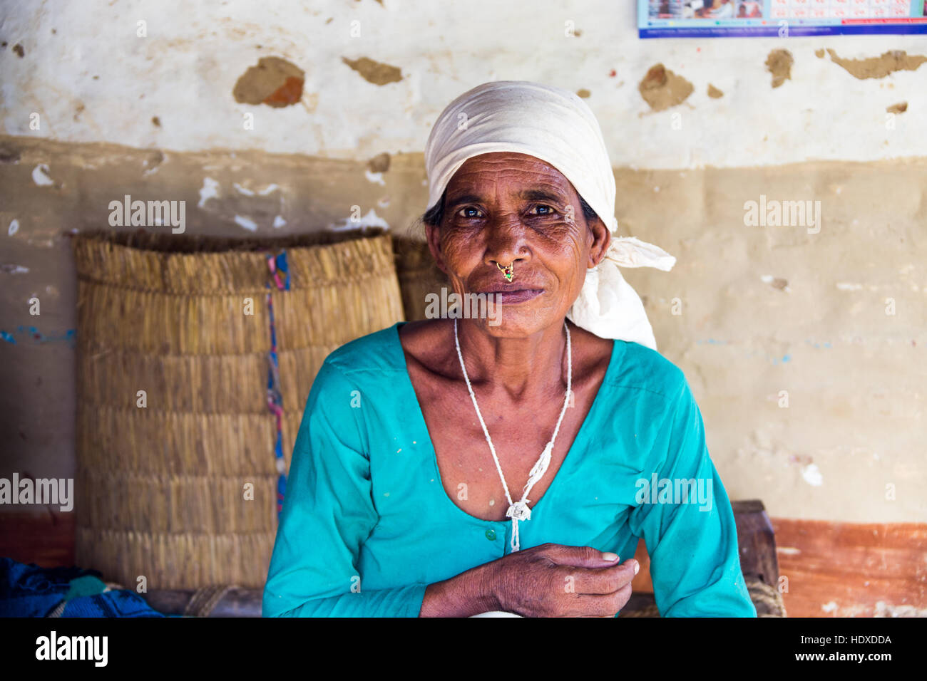 Femme de la région dans un petit village dans la région du Teraï Népalais Banque D'Images
