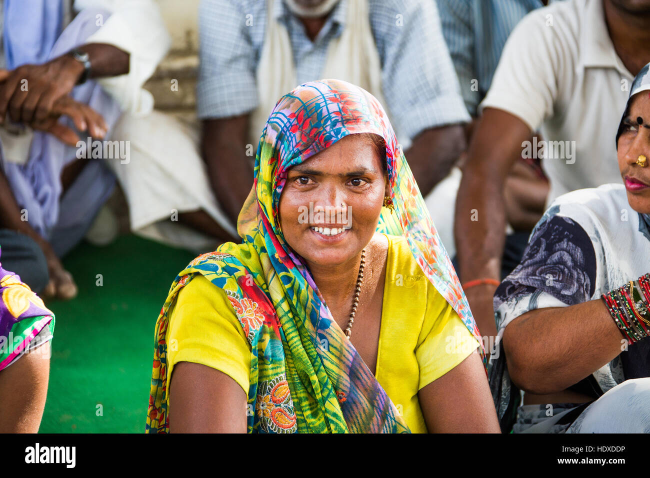 Femme à un village de rassembler dans le Terai reion du Népal Banque D'Images