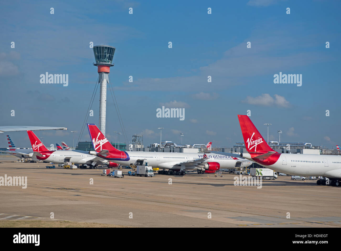 Avions de ligne vierge garé sous la tour de contrôle de l'aéroport d'Heathrow à Londres, Royaume-Uni. 11 272 SCO. Banque D'Images