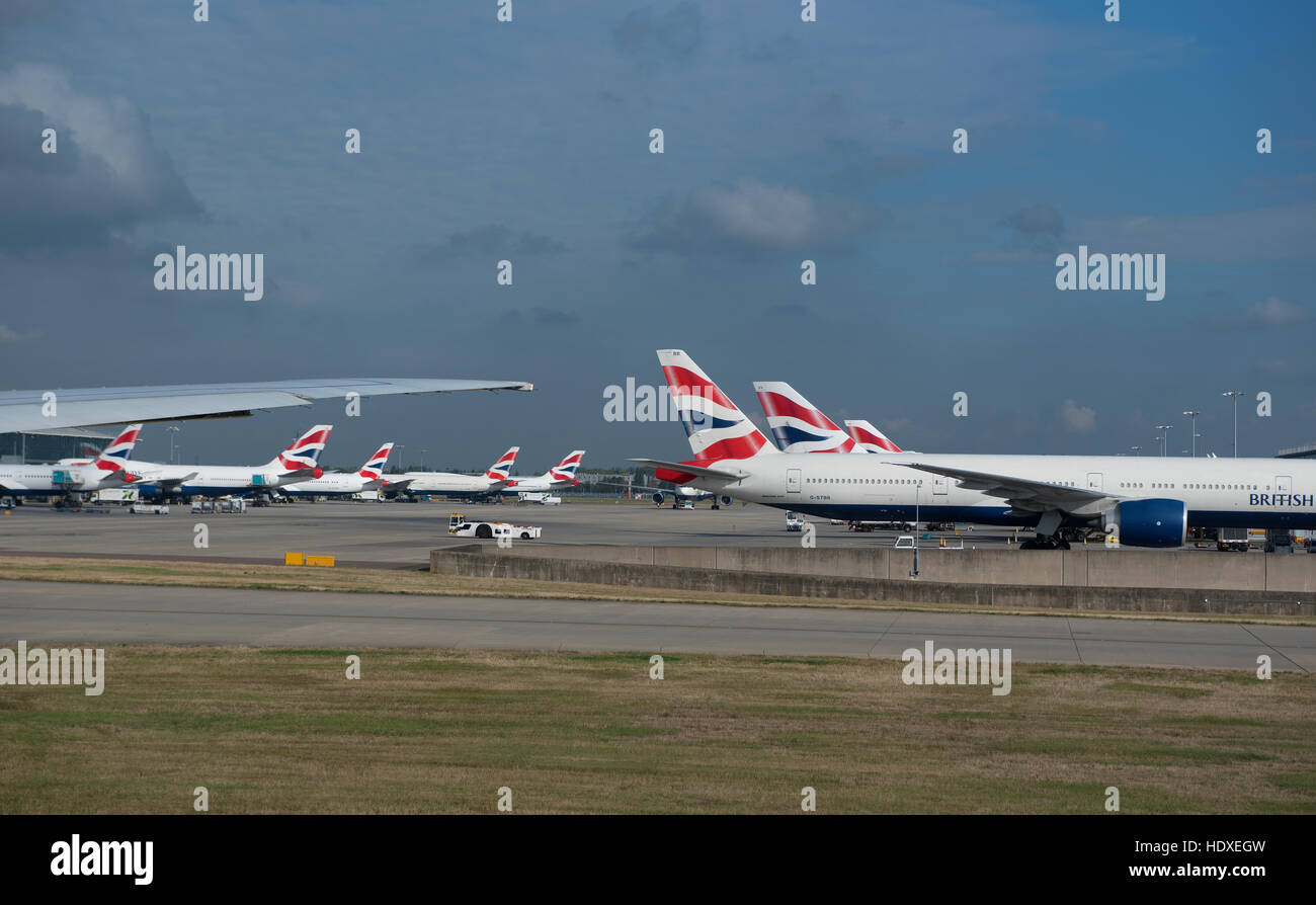 La flotte des avions de British Airways stationné à l'extérieur de l'aérogare 2 à l'aéroport d'Heathrow Londres Royaume-Uni 11 274 SCO. Banque D'Images