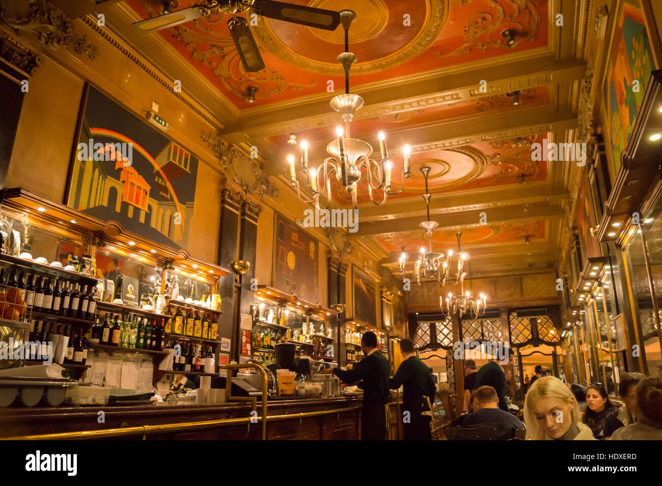 'Un' café Brasileira, Art Nouveau - Déco intérieur polychrome, 1905 & 1922, Rua Garrett, Lisbonne, Portugal Banque D'Images