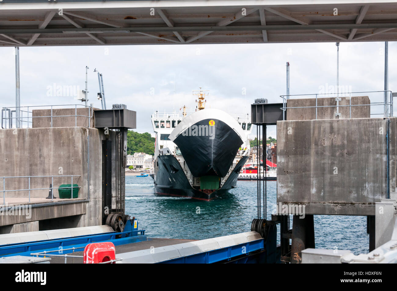 Caledonian MacBrayne Bow portes de l'île de Lewis car-ferry à l'approche de l'ouverture du rouleau d'Oban sur-roll off terminal. Banque D'Images