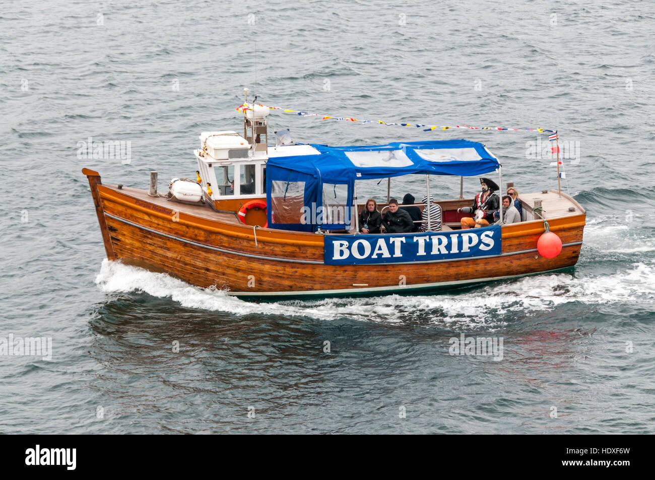 Les touristes profiter d'une excursion en bateau autour du port d'Oban. Banque D'Images