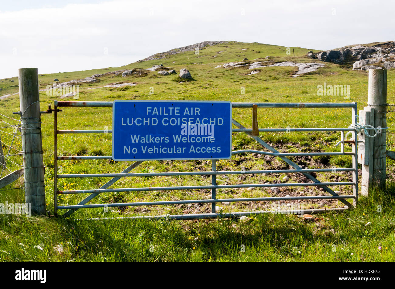 Pas d'accès aux véhicules, marcheurs signe bienvenu sur une porte à l'Écossaise de terres agricoles. Banque D'Images