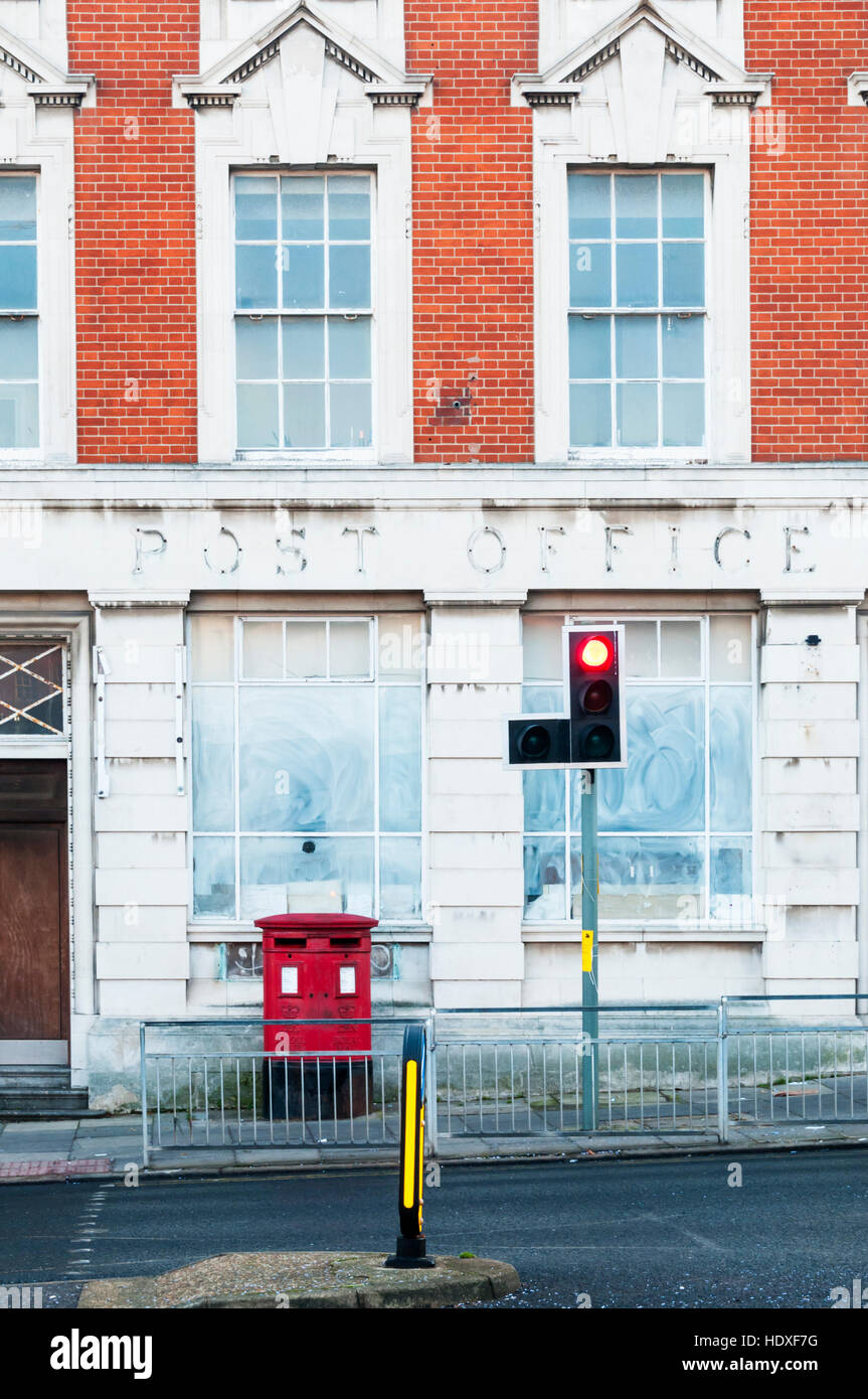 Vieux Bureau de poste fermé dans la région de Cecil Square, Margate avec nom est toujours visible de retirée signe. Banque D'Images