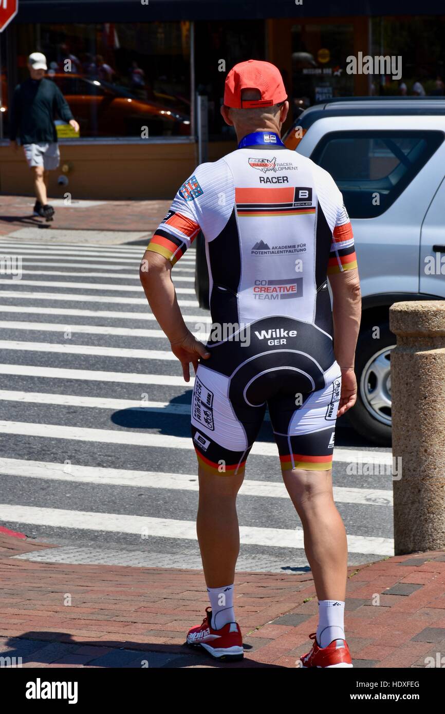 Un homme marche dans la rue après avoir terminé une course de vtt Banque D'Images