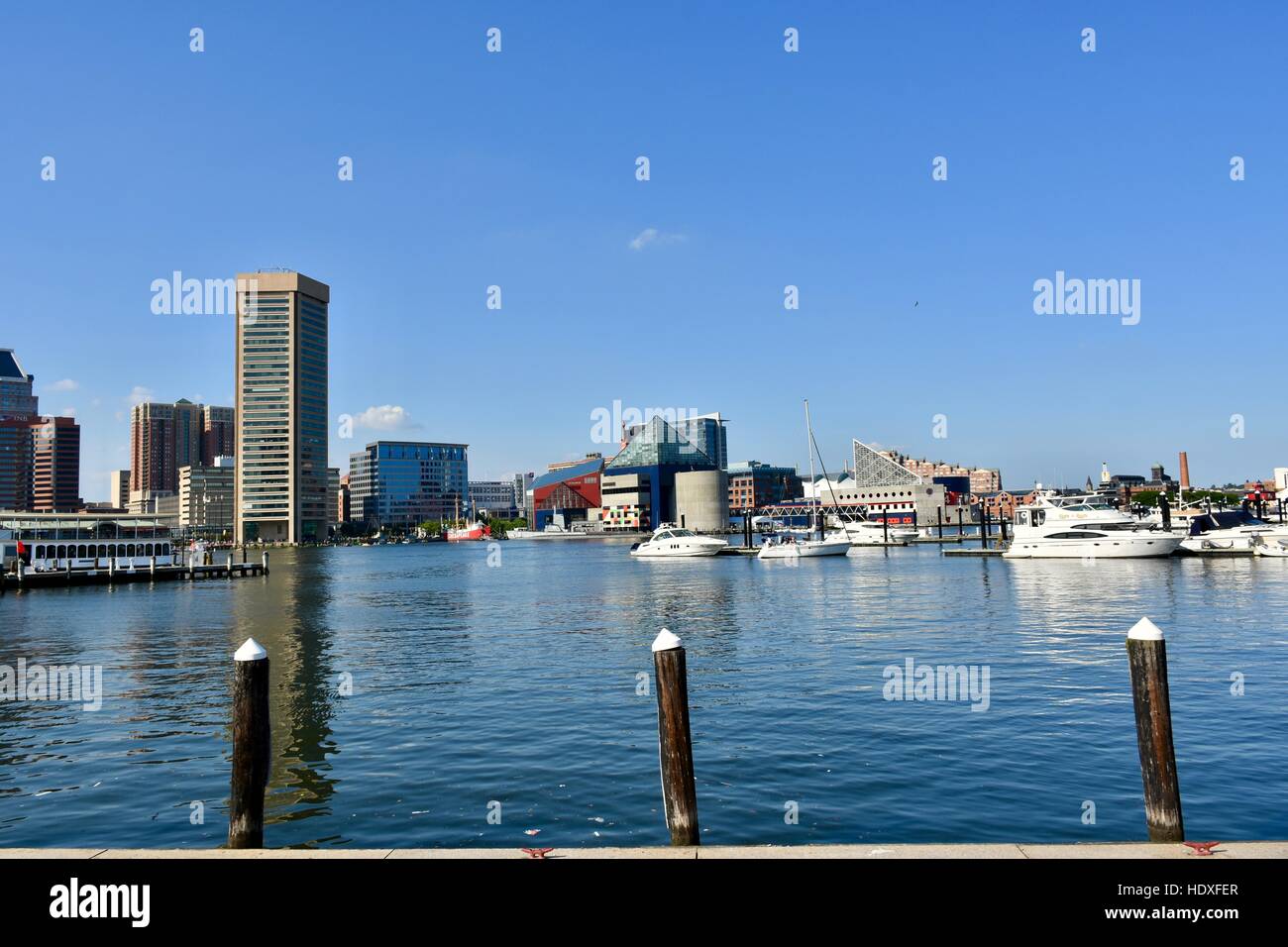 Une belle vue sur le centre-ville de Baltimore Inner Harbor sur une chaude journée d'été Banque D'Images