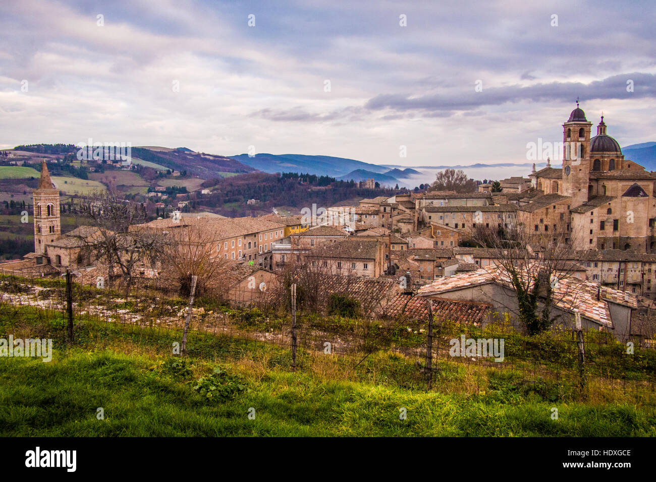 Urbino, une ville médiévale fortifiée dans la région des Marches de l'Italie. Banque D'Images