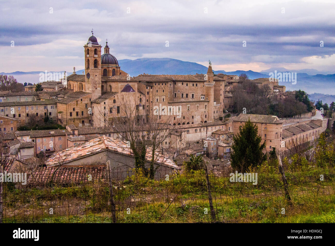 Urbino, une ville médiévale fortifiée dans la région des Marches de l'Italie. Banque D'Images