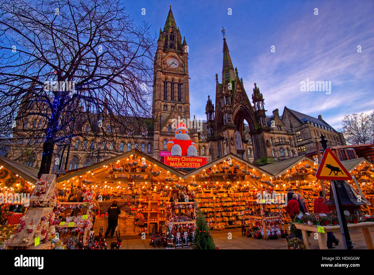 Marché de Noël de Manchester et de la mairie à l'Albert Square, le centre-ville de Manchester, Greater Manchester. L'Angleterre. UK Banque D'Images