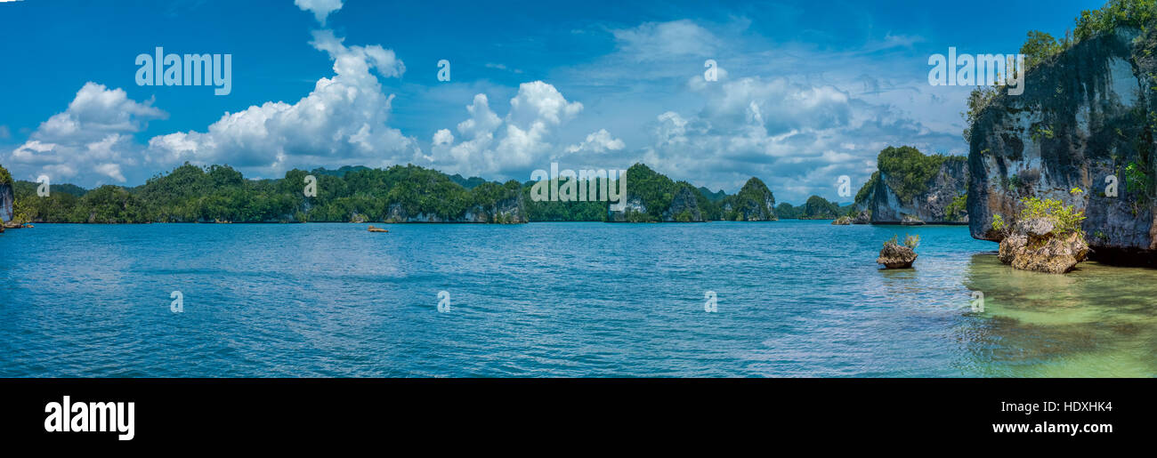 Paysage dans les rochers près de la baie Kabui Waigeo. Les Papous, Raja Ampat, Indonésie Banque D'Images