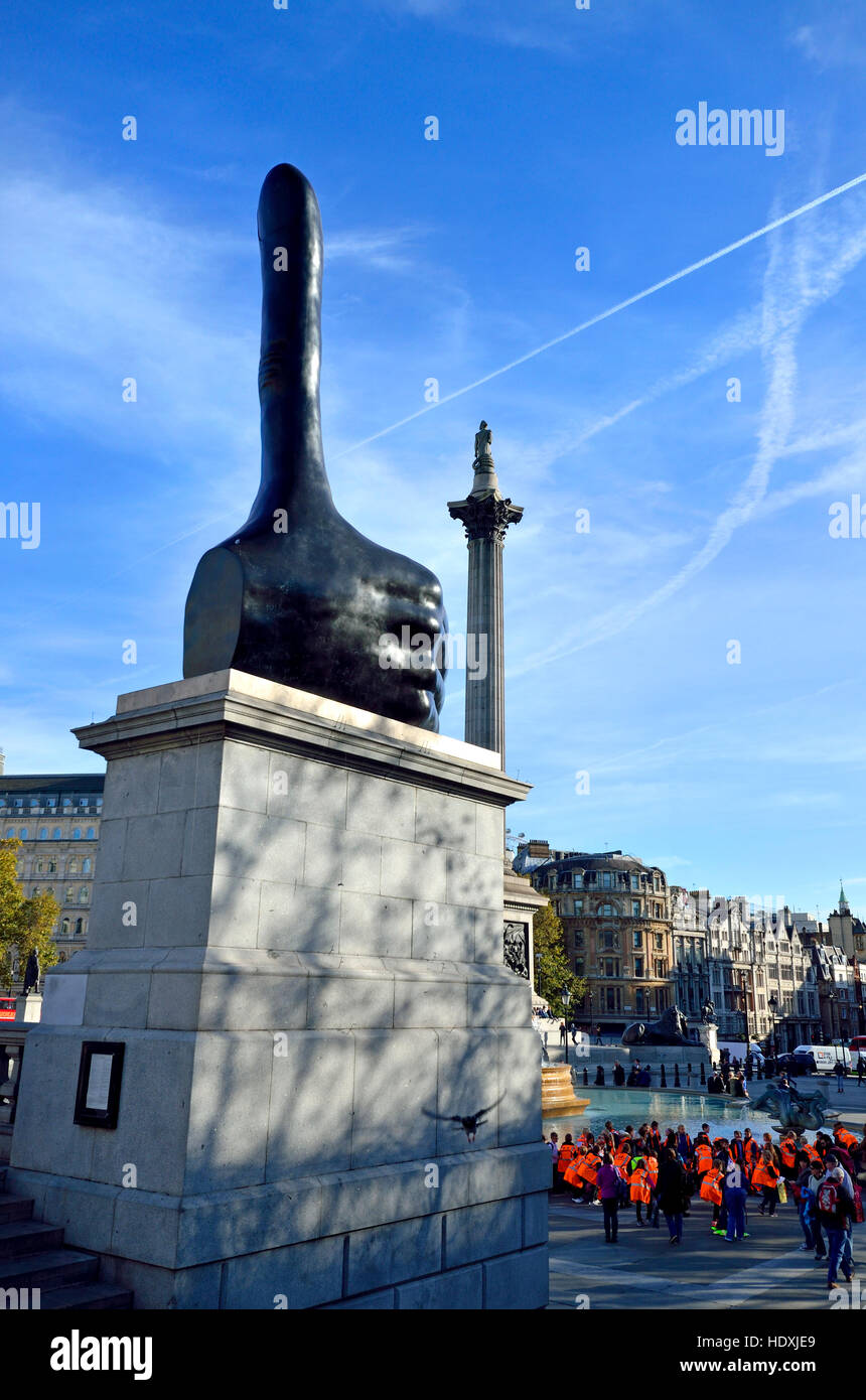 Londres, Angleterre, Royaume-Uni. Trafalgar Square quatrième plinth : 'très bon' (par David Shrigley - 7m de haut, sculpture d'une part de donner un coup de pouce - Novembre 2016 Banque D'Images