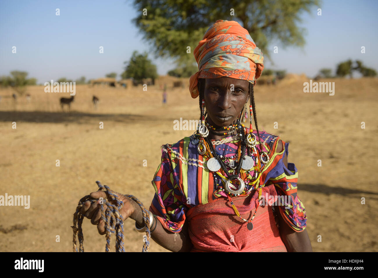 Les femmes peules collecte d'eau à partir d'un trou dans le Sahel, le Burkina Faso Banque D'Images