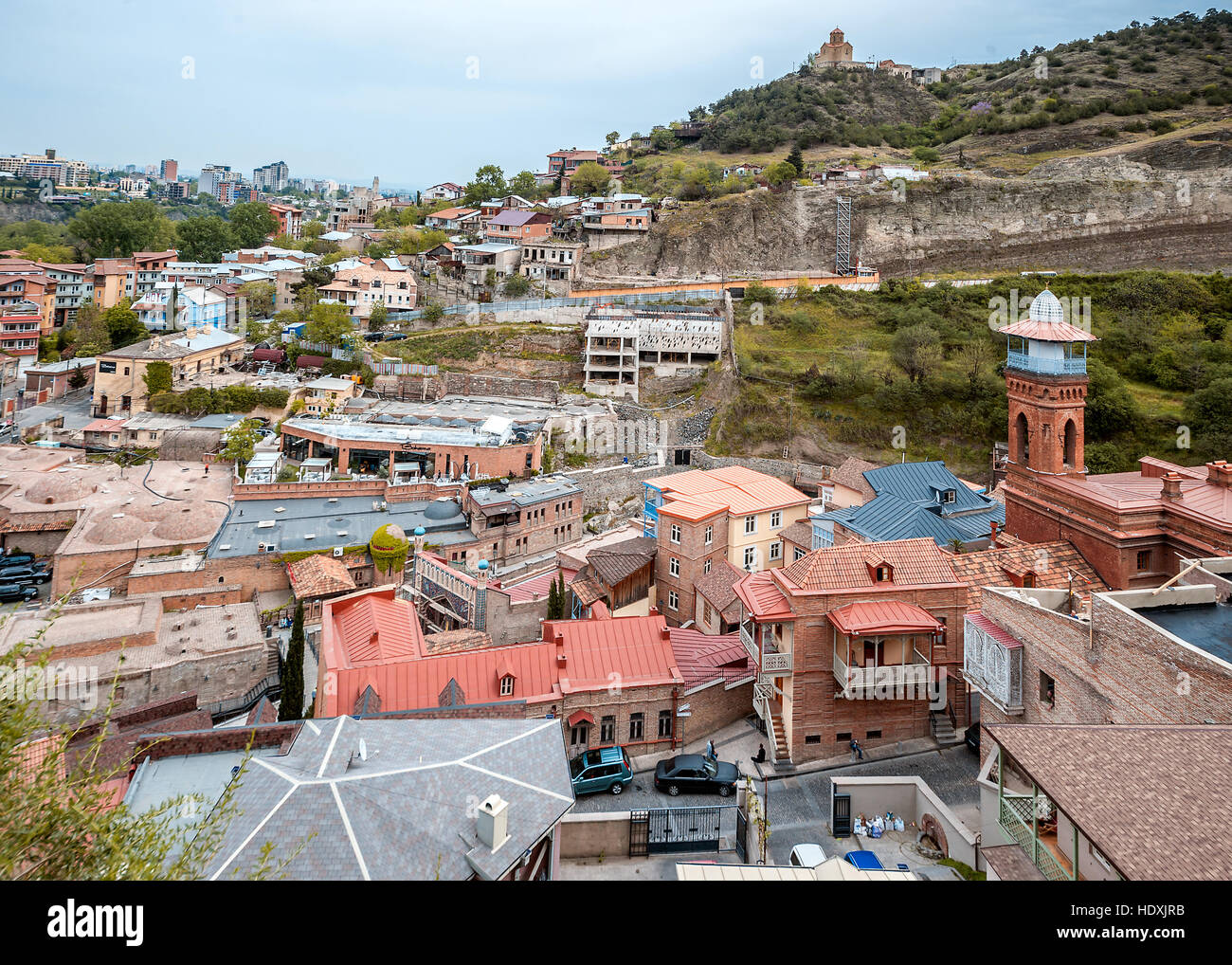 La Géorgie, Tbilissi. Vue depuis la forteresse Narikala Vieille ville , soufre , une mosquée musulmane . Banque D'Images