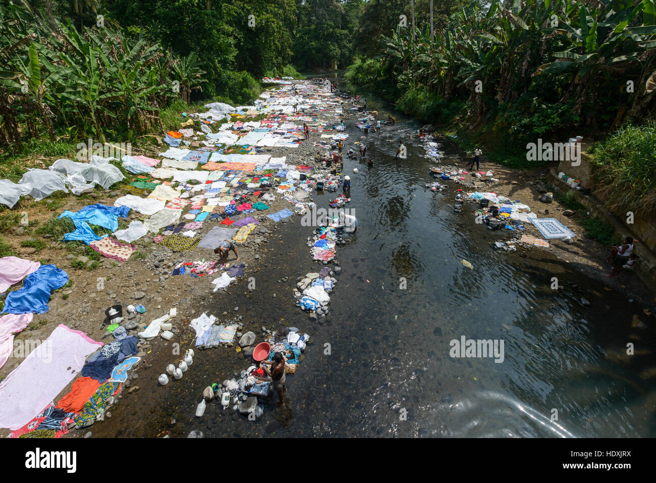 Lavage des vêtements dans les rivières de l'île de São Tomé, São Tomé e Príncipe Banque D'Images