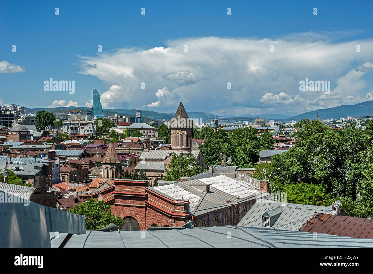 Tbilissi, capitale de la Géorgie . Les toits de la ville vue depuis les rues de la vieille ville . Banque D'Images