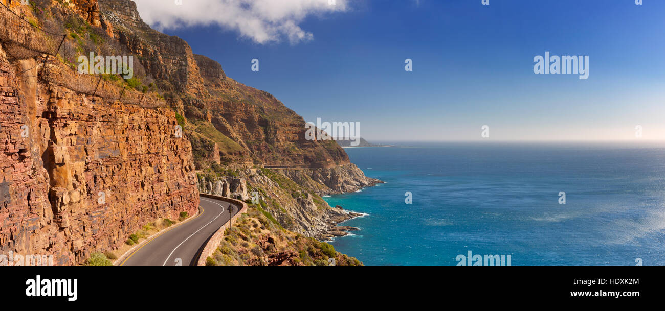 Le Chapman's Peak Drive sur la péninsule du Cap, près de Cape Town en Afrique du Sud sur un après-midi ensoleillé et lumineux. Banque D'Images