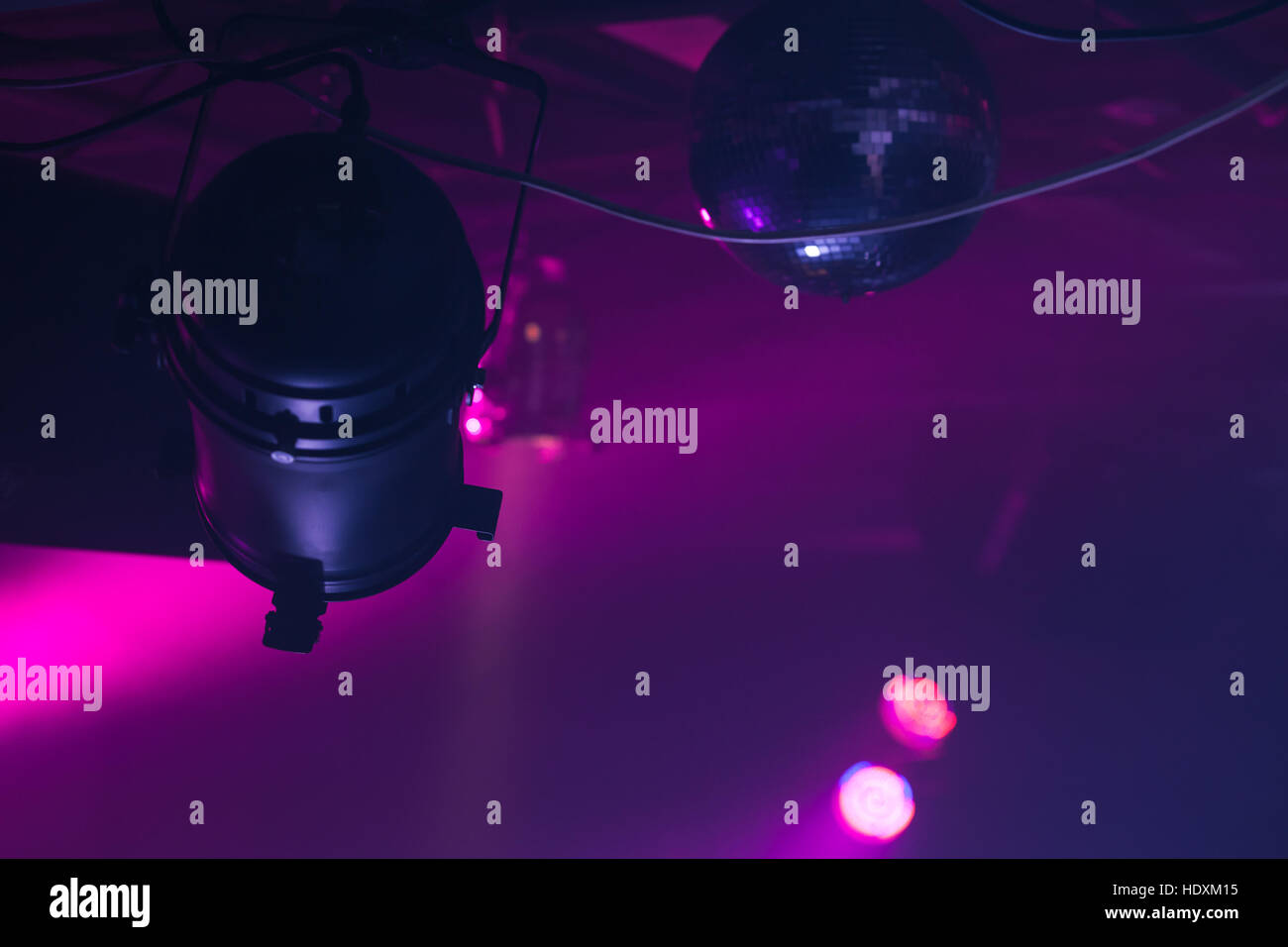 Scenic spot light sur poutres violet foncé, l'étape de l'équipement d'éclairage Banque D'Images