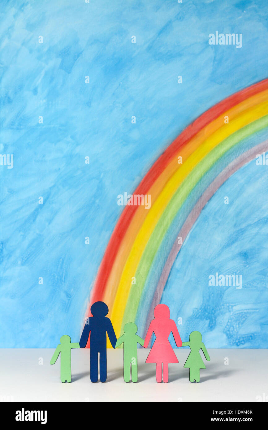 Père, mère et enfants des icônes avec un arc-en-ciel et ciel bleu ; illustrant le concept de la famille traditionnelle ; le format portrait. Banque D'Images