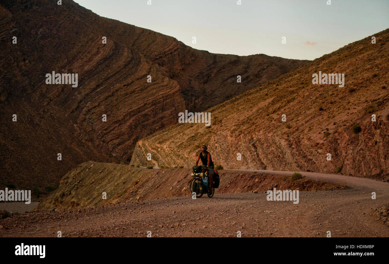 À vélo dans le haut atlas, Maroc Banque D'Images