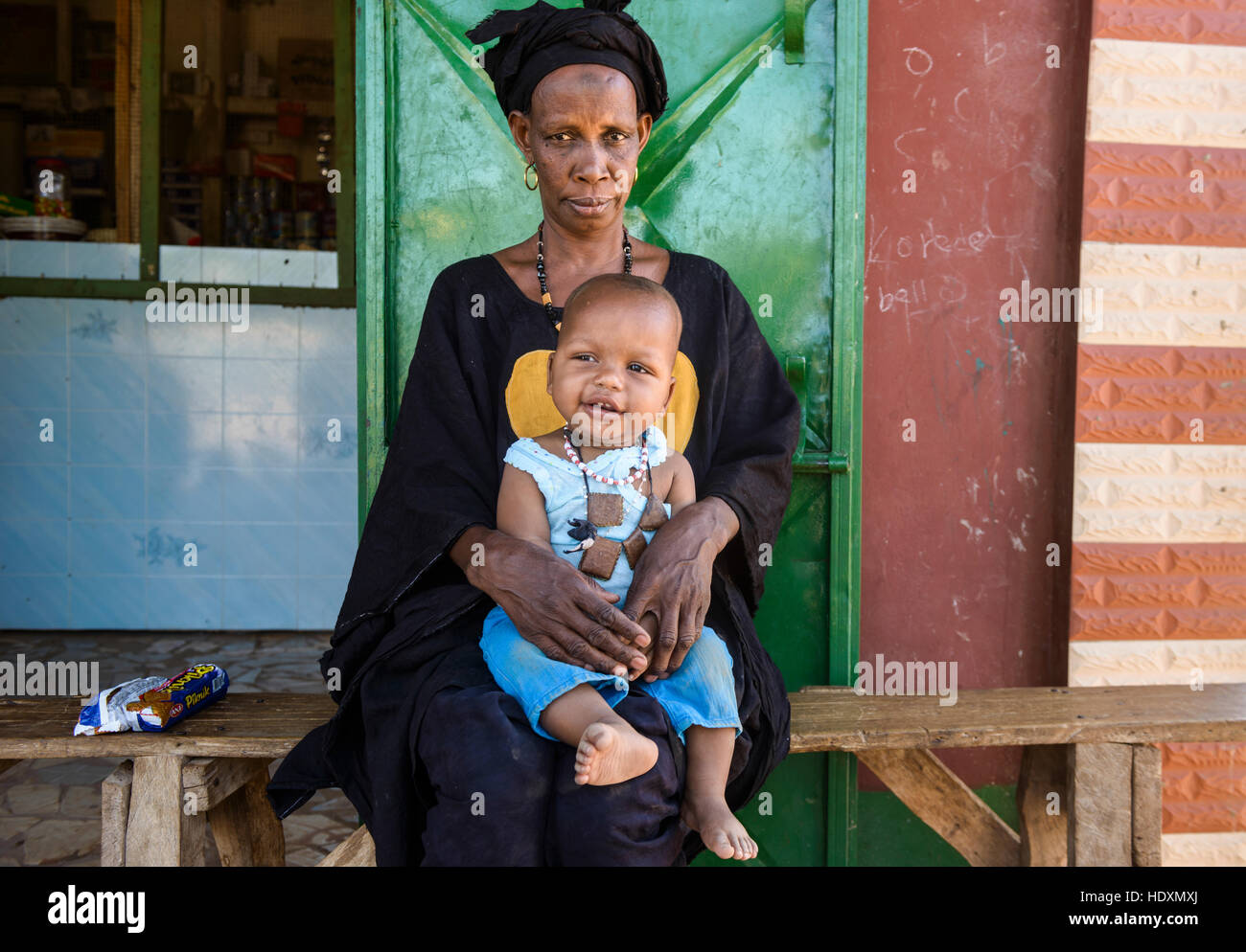 Un Peul grand-mère et son petit-fils, la Gambie Banque D'Images