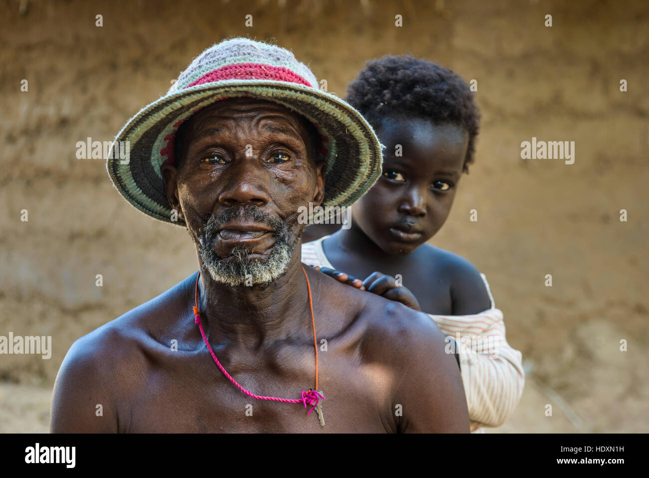 Grand-père Mandinka et petits-enfants, la Gambie Banque D'Images