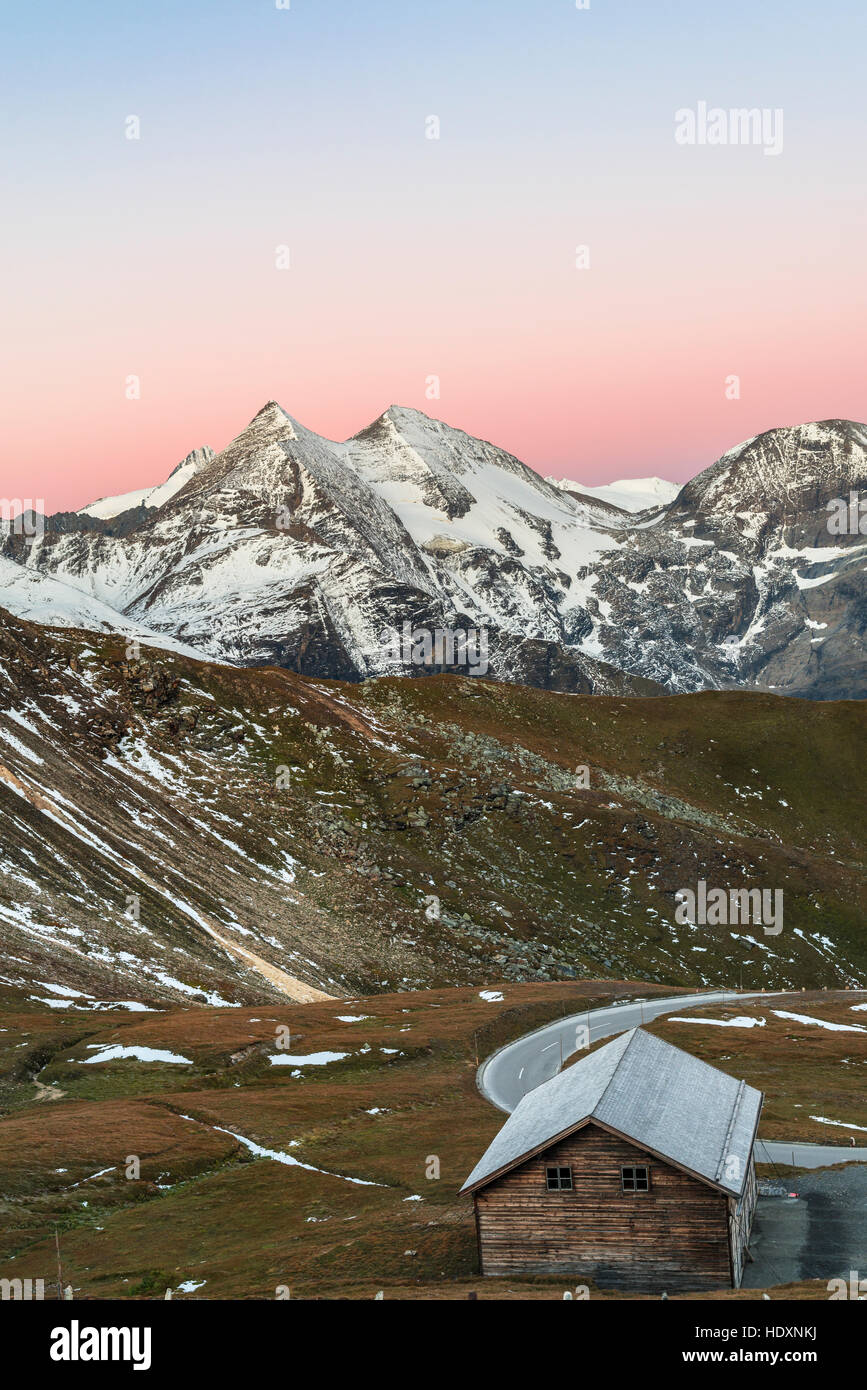 Vue sur la Haute Route alpine du Grossglockner et le Sonnenwelleck au lever du soleil, le Parc National du Hohe Tauern, l'Autriche Banque D'Images