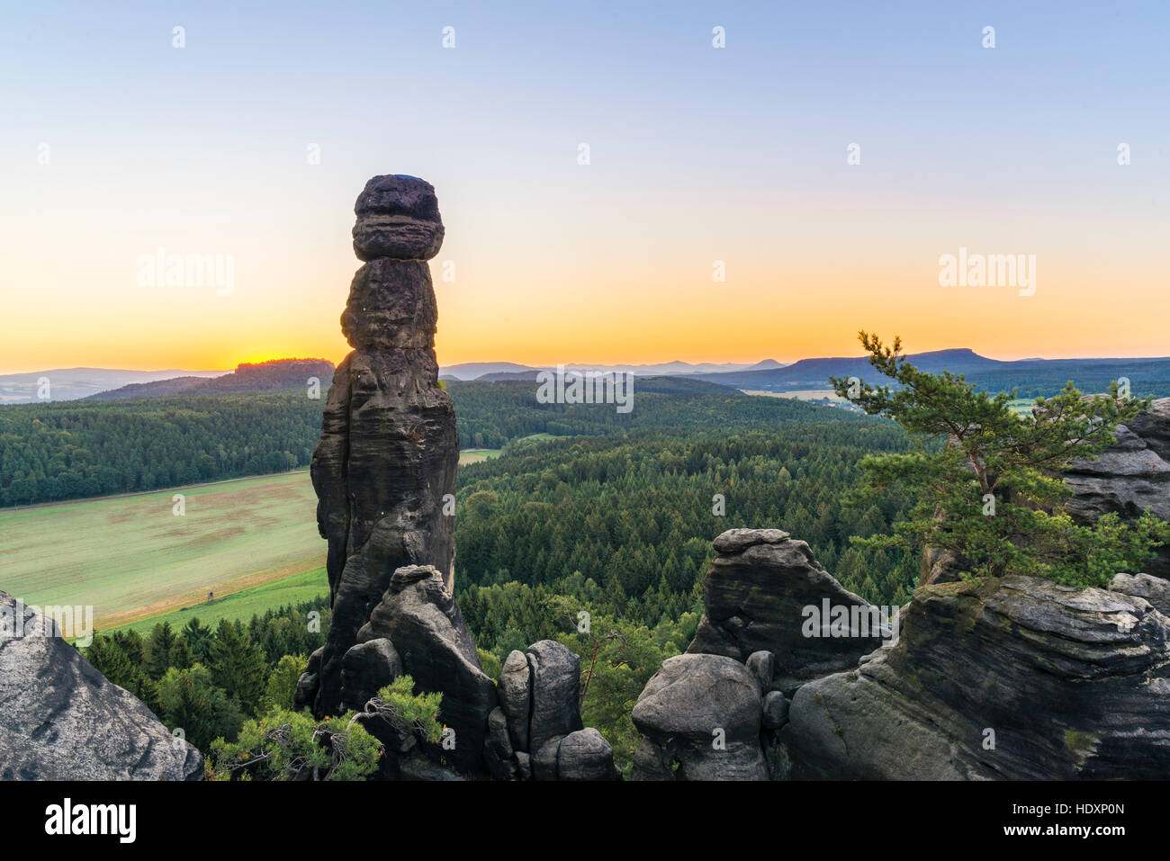 Barbarine au lever du soleil, des montagnes de grès de l'Elbe, Pfaffenstein, Saxe, Allemagne Banque D'Images