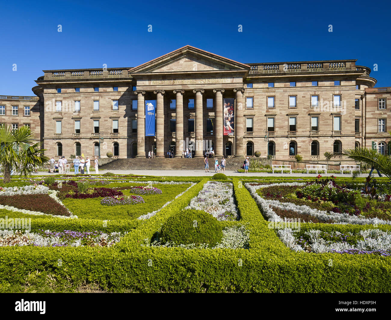 Le château de Wilhelmshöhe avec lits de fleurs dans le parc de montagne Wilhelmshöhe, Kassel, Hesse, Allemagne Banque D'Images