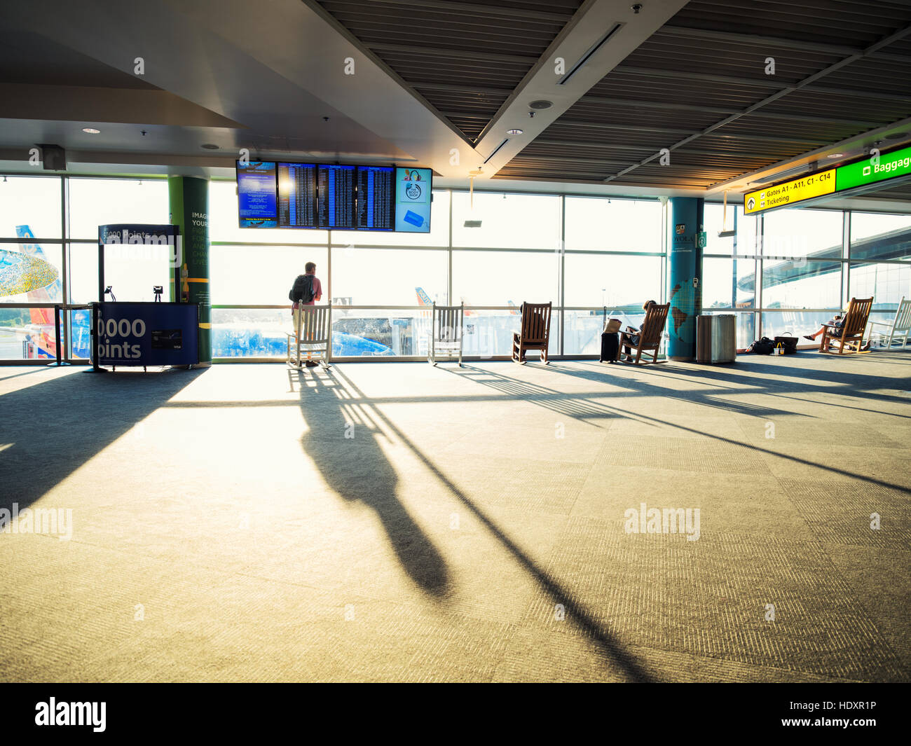 Ombre d'un passager, regarder par la fenêtre dans un aéroport et de la gare. Baltimore Washington International, BWI. Banque D'Images