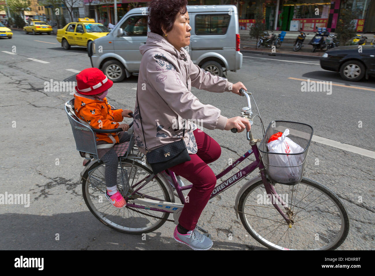 Bicycle Rider, Zhongwei, Ningxia, Chine Banque D'Images