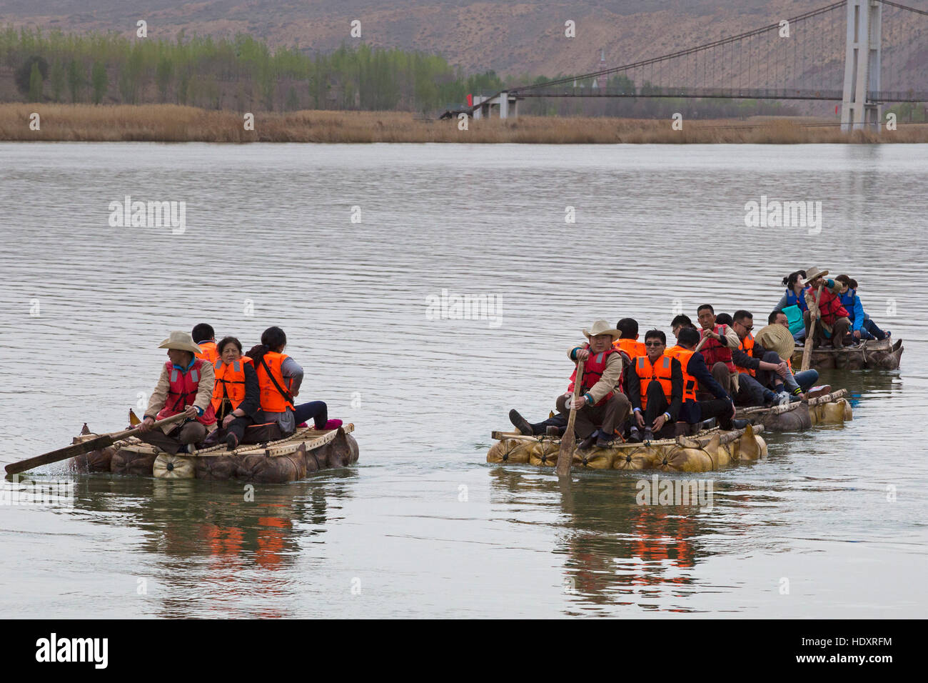 Les touristes chinois sur le fleuve Jaune en radeau, Shapotou Scenic Area, Zhongwei, Ningxia, Chine Banque D'Images