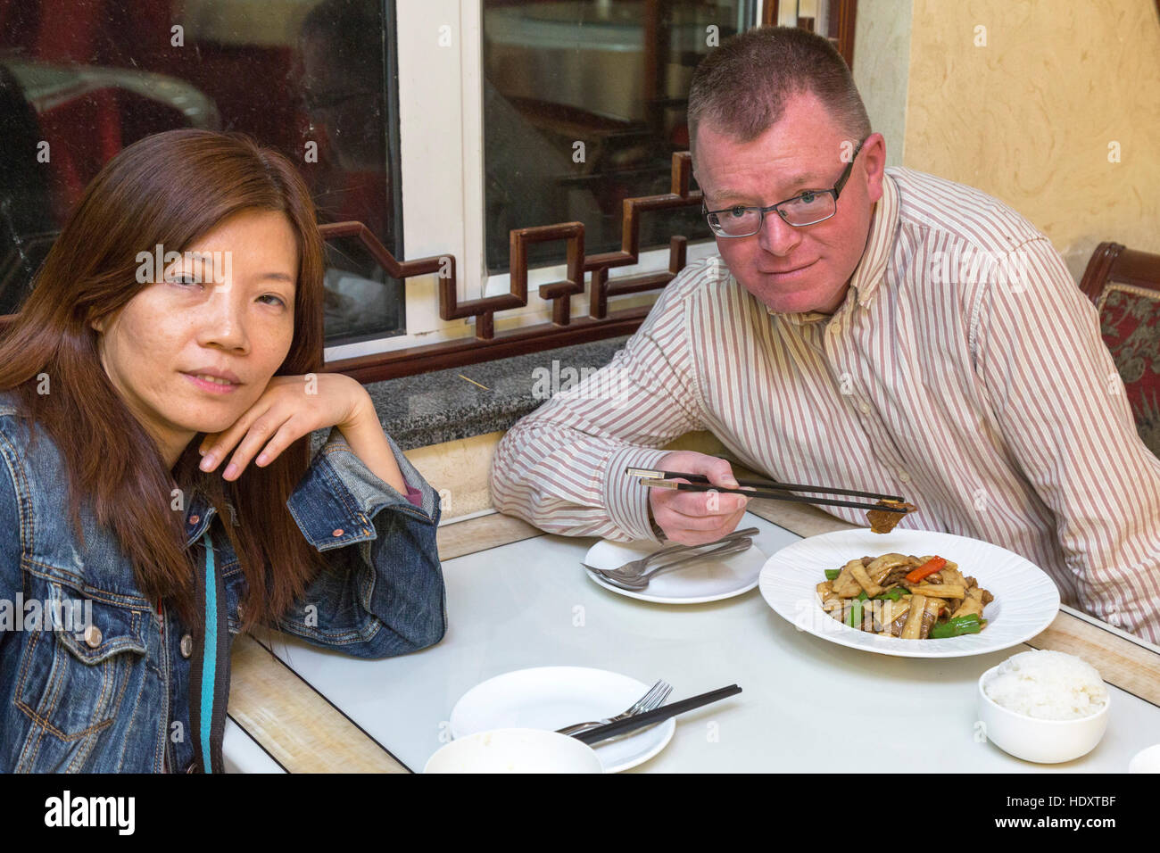 Couple anglais et chinois restaurant, Zhongwei, Ningxia, Chine Banque D'Images