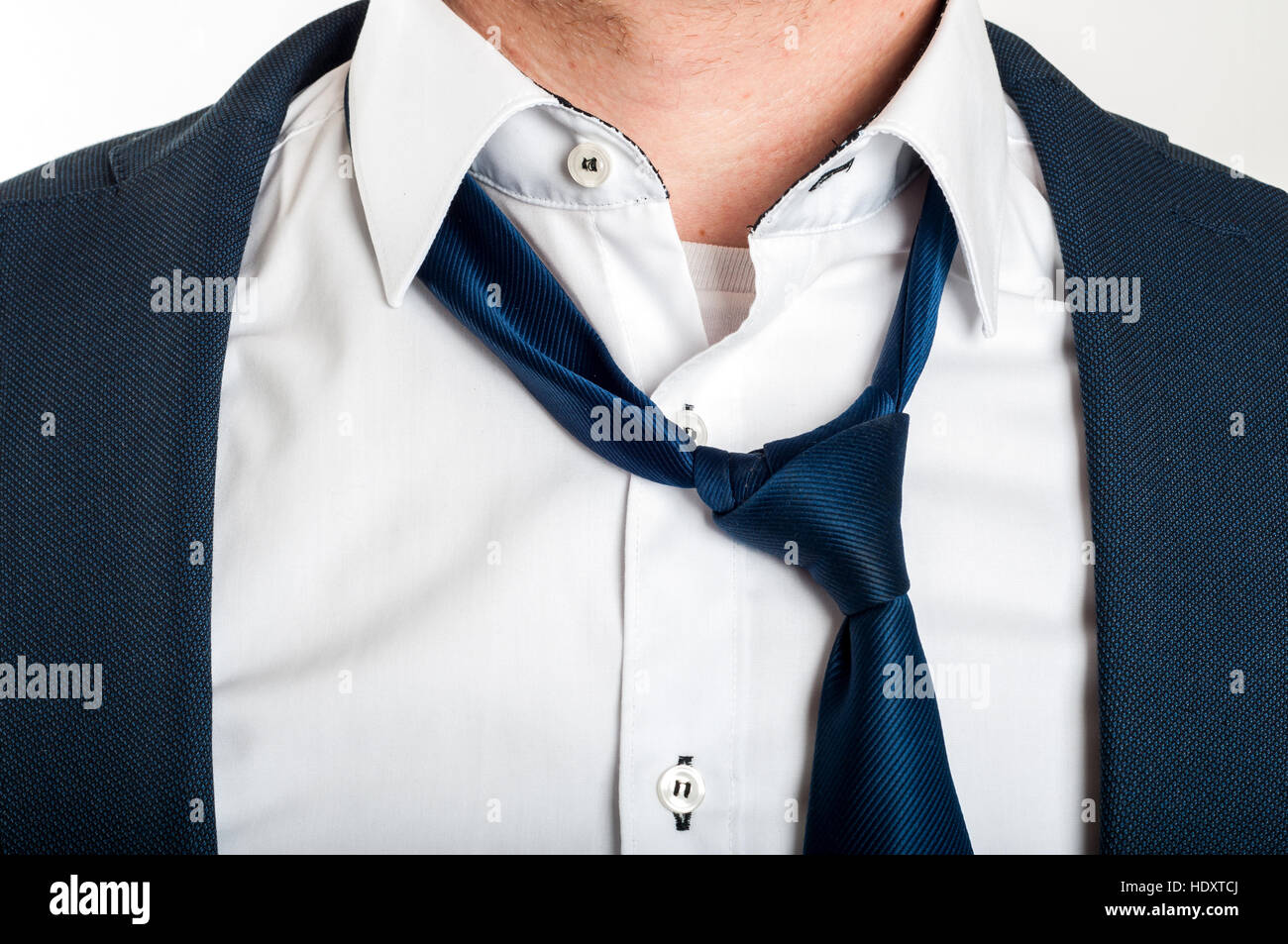 L'homme est de desserrer une cravate après travail dur Photo Stock - Alamy
