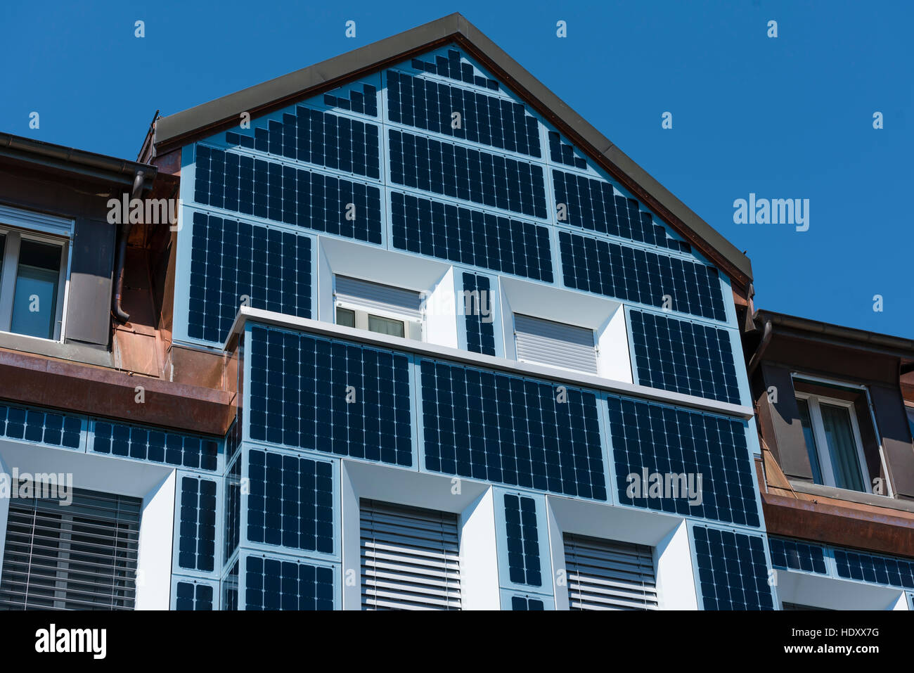 Façade d'une maison d'habitation à Zurich, Suisse, entièrement recouverte de cellules solaires. Banque D'Images