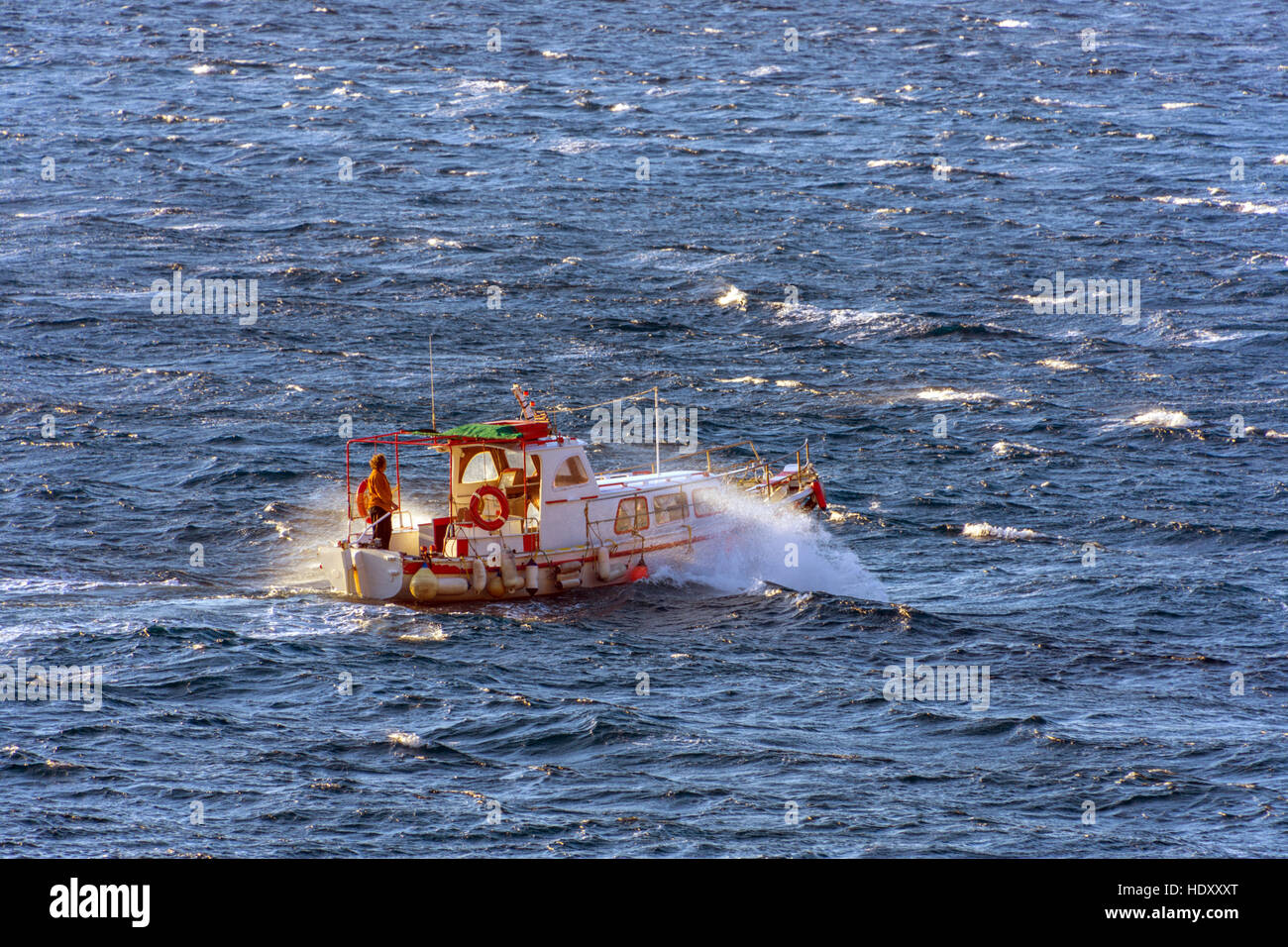Petit bateau-taxi ferry grec avec un temps orageux, mer agitée Banque D'Images