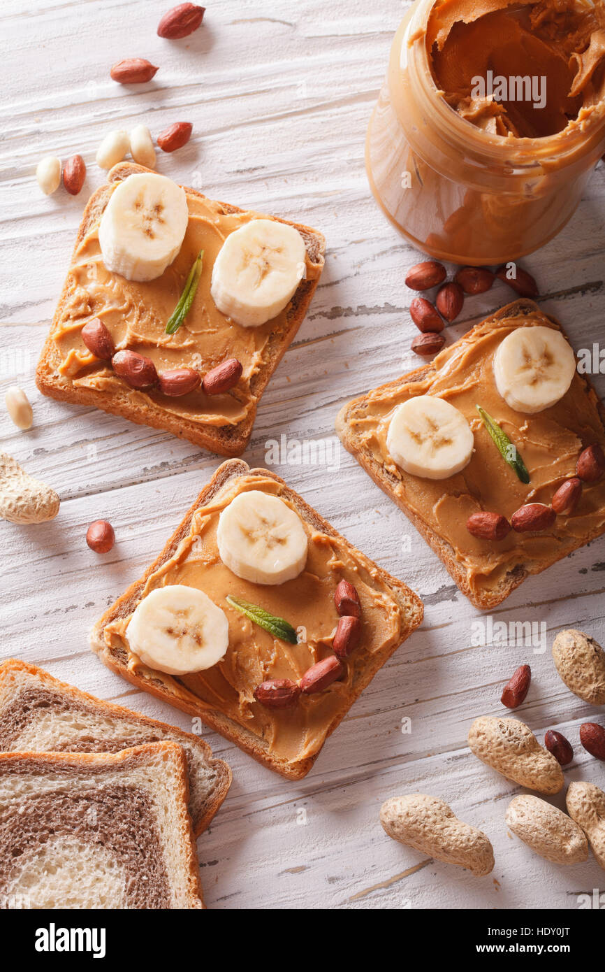 Mini sandwiches avec de la crème d'arachide et banane. Vue de dessus à la verticale Banque D'Images