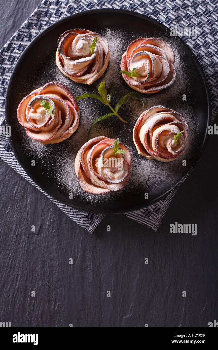 Belle cuisine : dessert d'apple sous la forme de roses. vertical vue d'en haut Banque D'Images