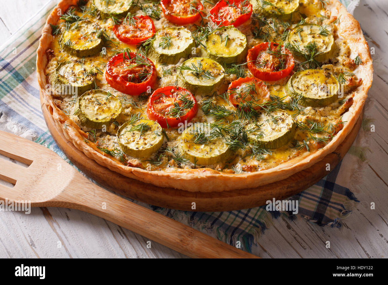Tarte aux légumes maison avec les tomates et les courgettes fromage libre horizontale. Banque D'Images