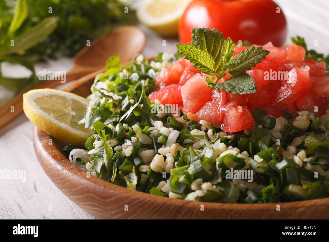Salade de taboulé en gros plan un bol en bois et d'ingrédients. Banque D'Images