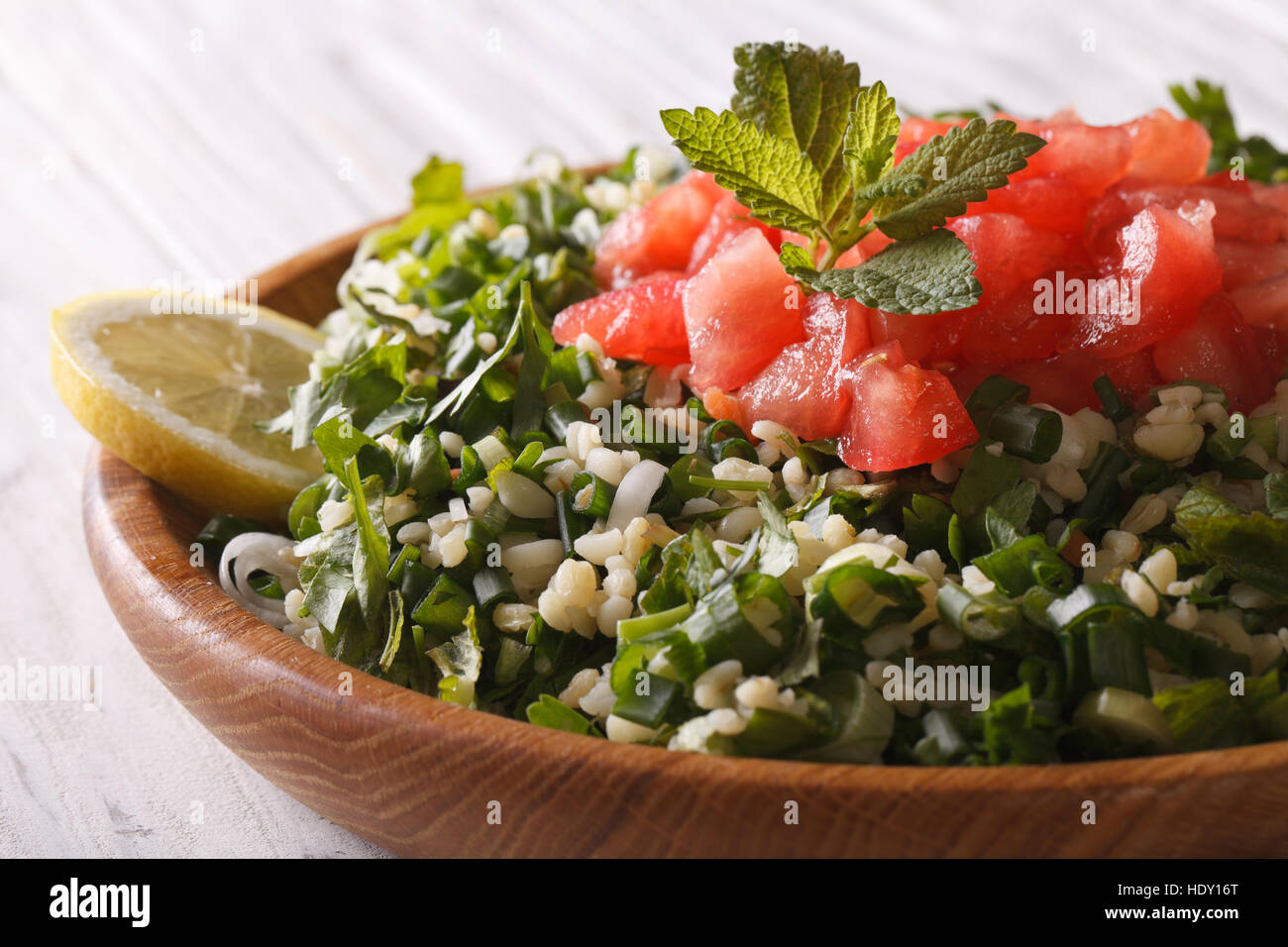 Salade de taboulé frais libre dans un bol en bois horizontal. Banque D'Images