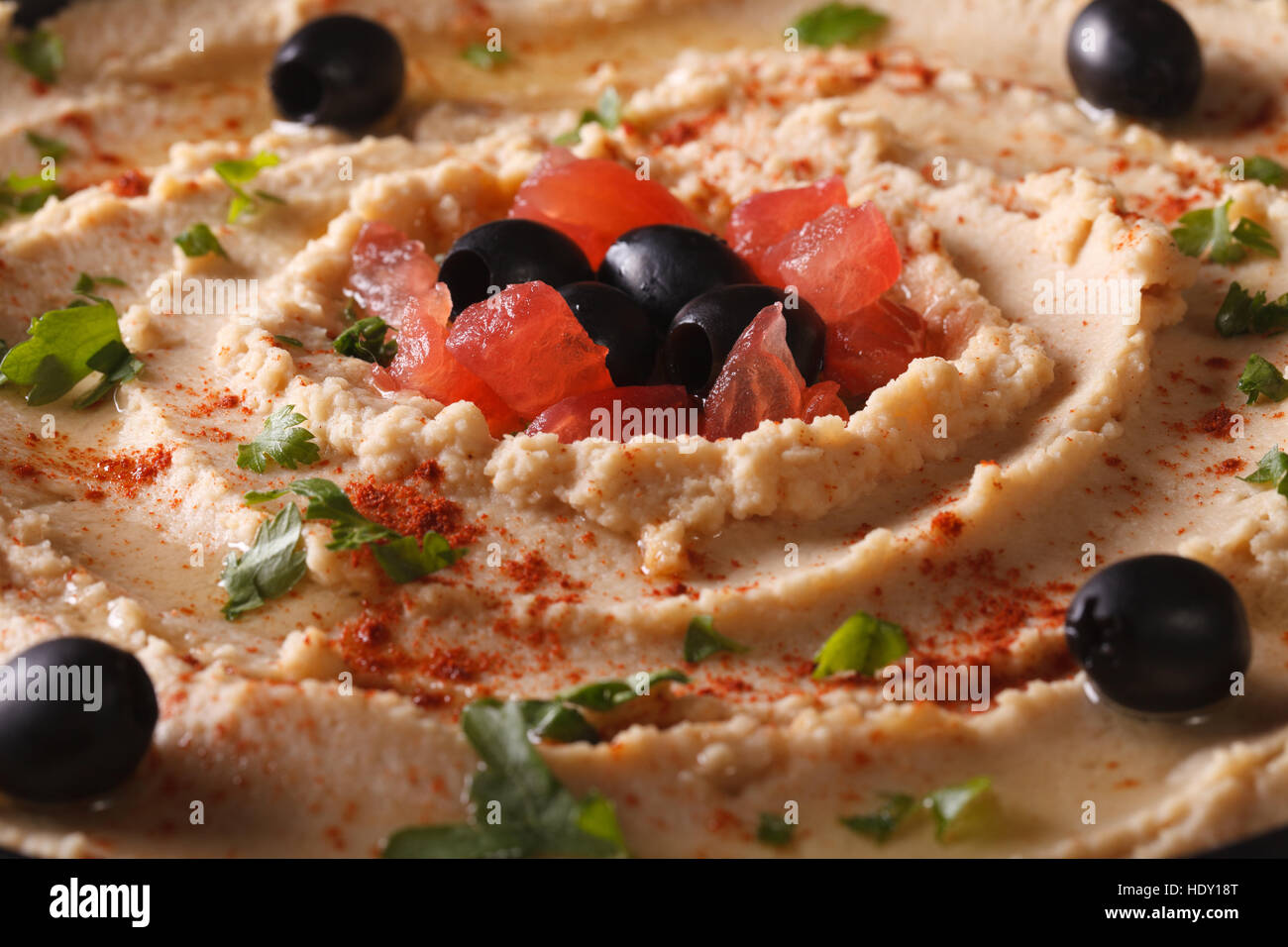 Délicieux petit hoummos avec olives et tomates horizontale de macro. Banque D'Images